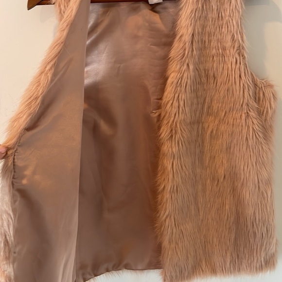 Kenar Faux Fur Vest - Picture 6 of 8